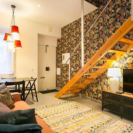 Beautiful House With Patio In Heart! Лиссабон