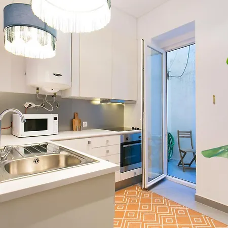 Beautiful House With Patio In Heart! Лиссабон