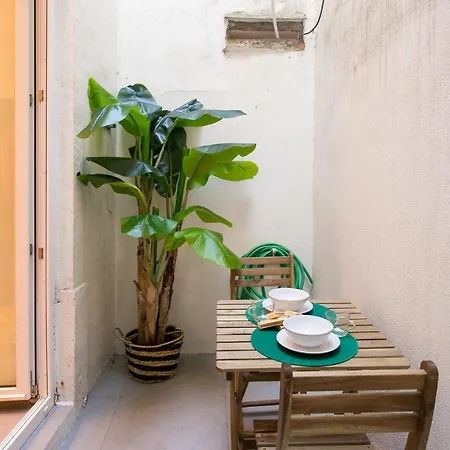 Апартаменты Beautiful House With Patio In Heart! Лиссабон