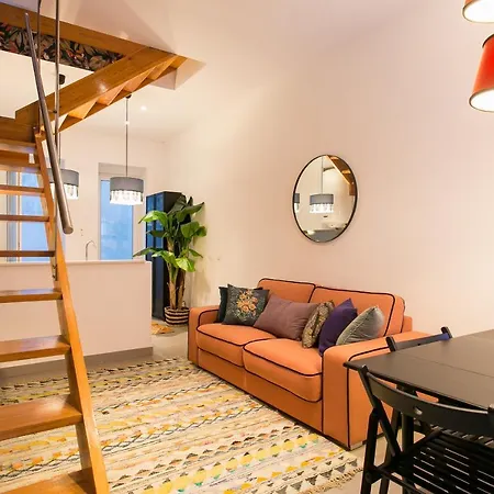 Beautiful House With Patio In Heart! Лиссабон